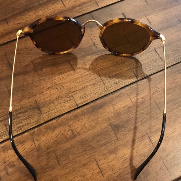 Ray-Ban Round Fleck Sunglasses - Picture 4 of 6